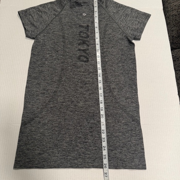 Lululemon Swiftly Tech Short-Sleeve Shirt 2.0 Hip Length
Tokyo, *FLAW*, Size 6 - Picture 8 of 8